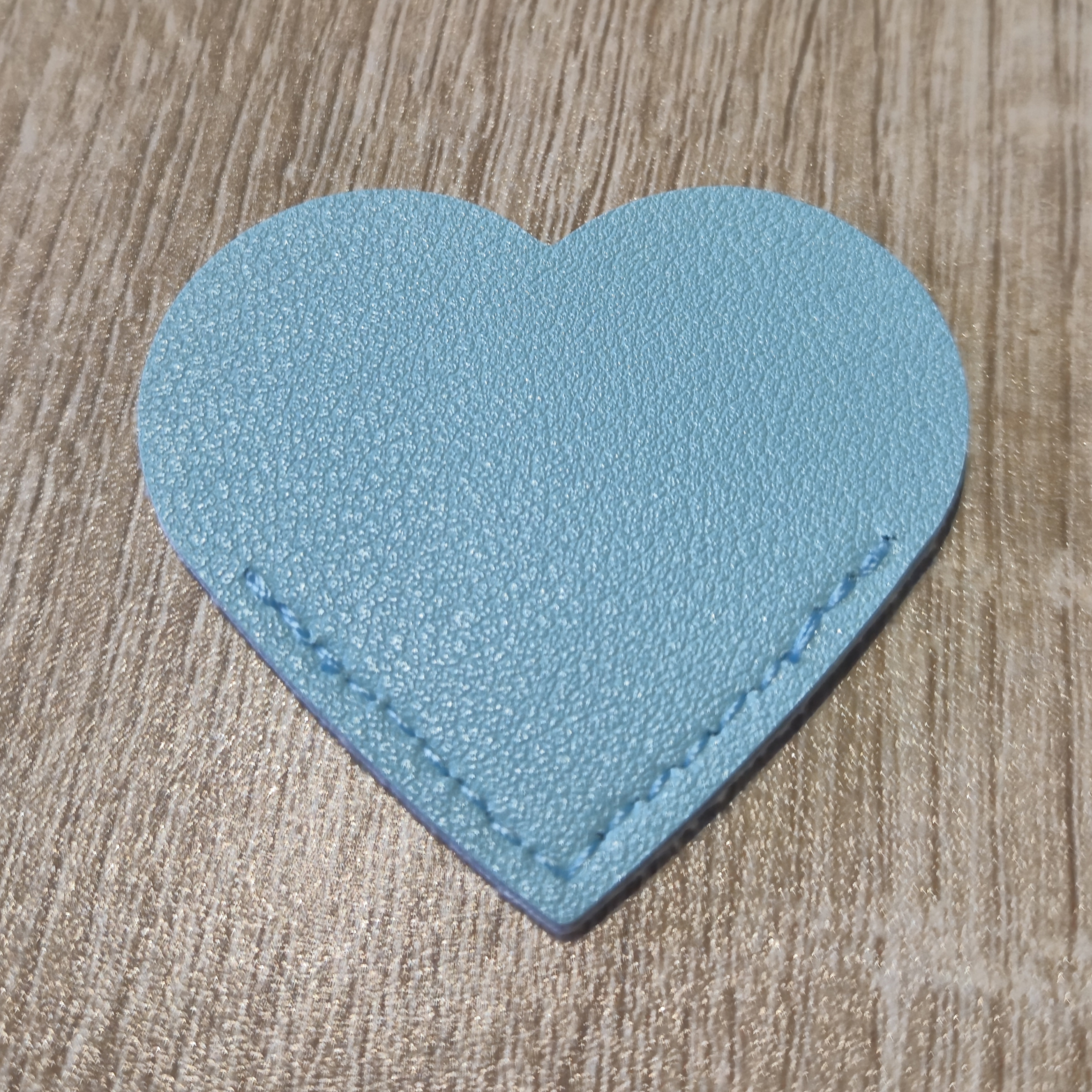 Cœur en similicuir personnalisable bleu clair