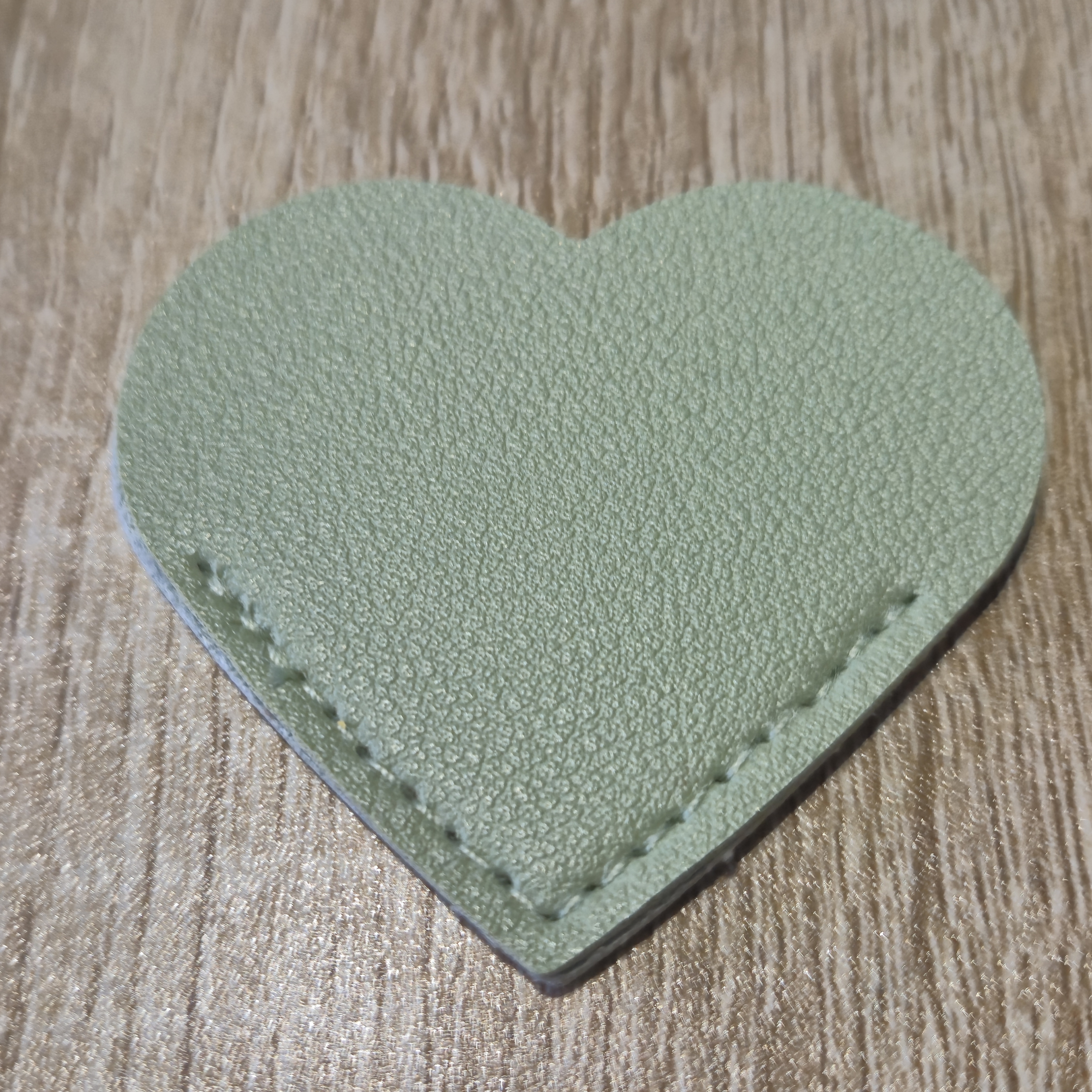 Coeur en similicuir personnalisable vert sauge